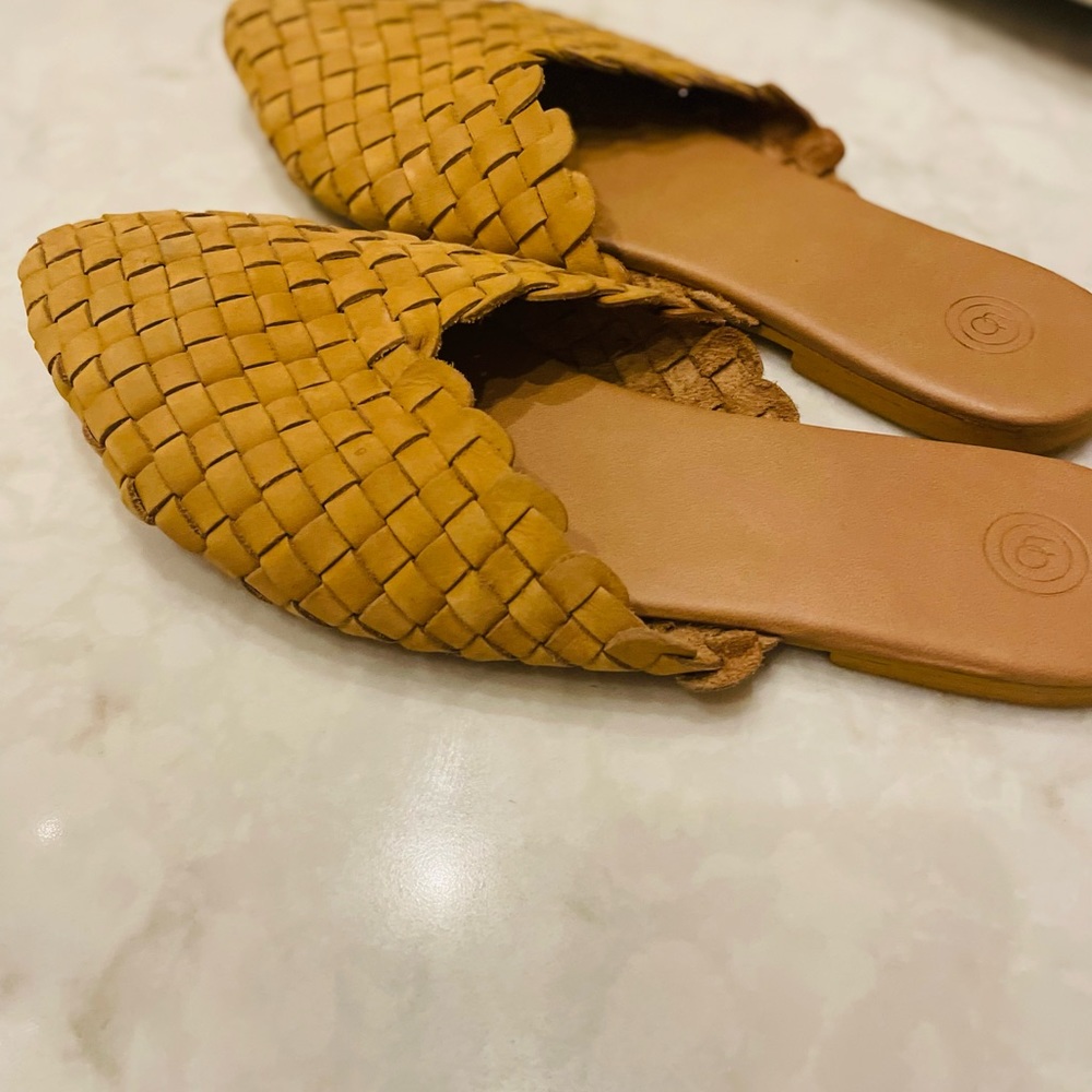Gorgeous~ Urban Outfitters Camel Woven Slides~ Size:8